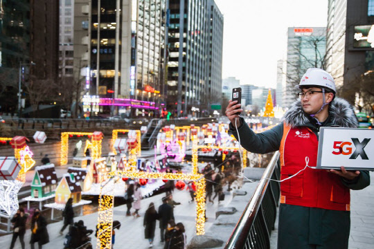SK텔레콤 직원이 연말연시를 앞두고 서울 종로구 보신각 인근 기지국을 점검하고 있다.    SK텔레콤 제공